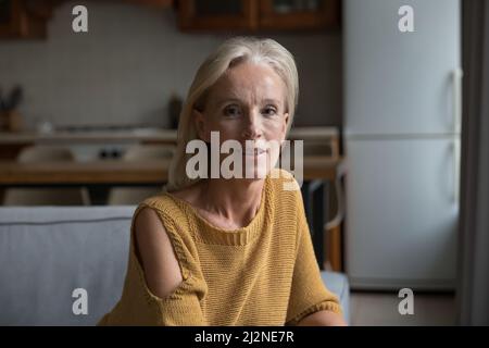 Portrait de la tête de la femme adulte positive Banque D'Images