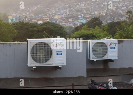 Mumbai, Maharashtra, Inde, mars 16 2022 : les conditions de l'air sont en demande à mesure que la chaleur estivale commence à augmenter. Porte de sortie du climatiseur de l'inverseur Godrej Banque D'Images