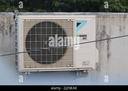 Mumbai, Maharashtra, Inde, mars 16 2022 : les conditions de l'air sont en demande à mesure que la chaleur estivale commence à augmenter. Inverseur Daikin porte de sortie du climatiseur Banque D'Images