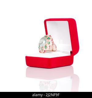 Bleu vert bleu vert avec émeraude, rubis et anneau blanc en forme de Zircon dans une boîte rouge à bijoux. Collection d'accessoires en pierres précieuses naturelles. Prise de vue en studio Banque D'Images
