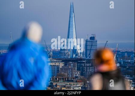 Londres, Royaume-Uni. 2nd avril 2022. Lumineux, ensoleillé, mais frais, temps lumineux à Hampstead permet aux gens de profiter de la vue sur la ville de Londres depuis la colline du Parlement. Crédit : Guy Bell/Alay Live News Banque D'Images