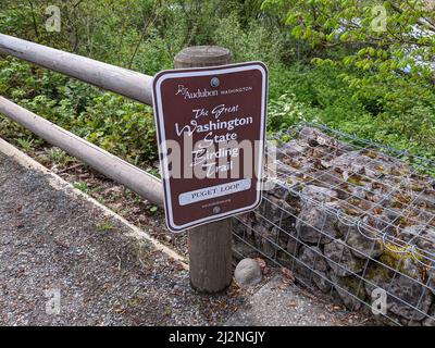 Bellevue, WA USA - vers avril 2021 : vue sur la rue du panneau Great Washington State Birding Trail au parc Mercer Slough. Banque D'Images