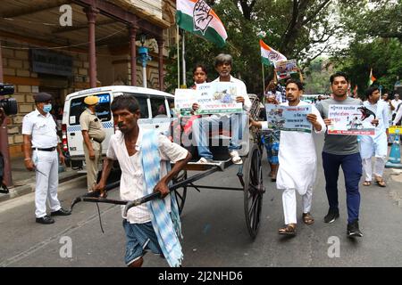 Kolkata, Bengale occidental, Inde. 2nd avril 2022. Un ouvrier du congrès a fait un tour de pousse-pousse à la main au gouvernement central pour protester contre la hausse du prix des bouteilles essence, diesel et GPL, en dehors du gouverneur du Bengale occidental résident à Kolkata. (Credit image: © Dipa Chakraborty/Pacific Press via ZUMA Press Wire) Banque D'Images