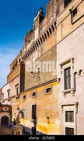 Rome, Italie - 27 mai 2018 : murs intérieurs et passage du mausolée Castel Sant'Angelo - Château de l'Ange Saint au remblai du Tibre Banque D'Images