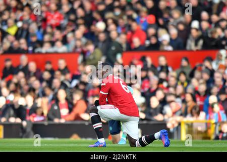 Paul Pogba, de Manchester United, prend le genou lors du match de la Premier League à Old Trafford, dans le Grand Manchester, au Royaume-Uni. Date de la photo: Samedi 2 avril 2022. Le crédit photo devrait se lire: Anthony Devlin Banque D'Images