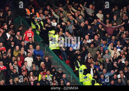 Les fans de Leicester City réagissent face aux fans de Manchester United lors du match de la Premier League à Old Trafford, Greater Manchester, Royaume-Uni. Date de la photo: Samedi 2 avril 2022. Le crédit photo devrait se lire: Anthony Devlin Banque D'Images