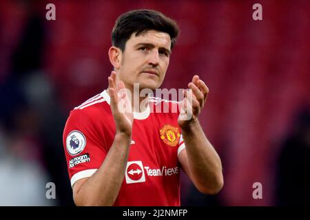 Harry Maguire de Manchester United applaudit les fans après le coup de sifflet final lors du match de la Premier League à Old Trafford, dans le Grand Manchester, au Royaume-Uni. Date de la photo: Samedi 2 avril 2022. Le crédit photo devrait se lire: Anthony Devlin Banque D'Images