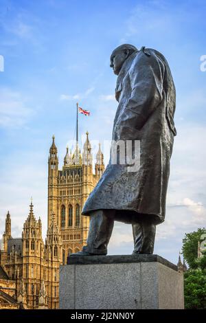 Londres, Royaume-Uni - 3 juillet 2015 : statue en bronze de 3,7m de Sir Winston Churchill et de la tour Victoria en arrière-plan. Statue est située sur un endroit Banque D'Images