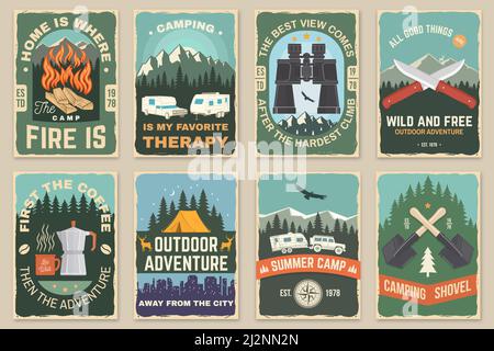 Ensemble d'affiches rétro de camping. Illustration vectorielle. Concept pour chemise ou logo, imprimé, timbre ou tee-shirt. Design avec feu de camp, montagnes, café, couteau Illustration de Vecteur