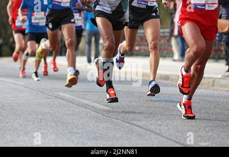 jambes d'un groupe de meilleurs coureurs au marathon de hambourg Banque D'Images