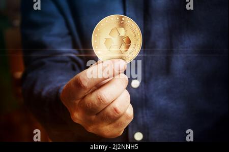 Recyclage, écologie, e-déchets et circulation de l'argent pièce d'or en main résumé concept 3D illustration Banque D'Images