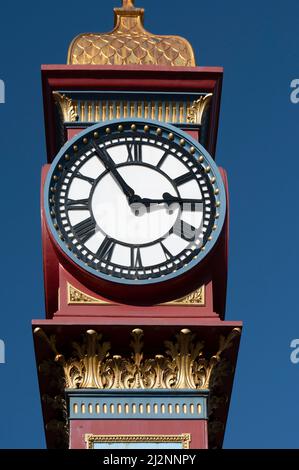 La tour d'horloge colorée de Weymouth, située sur l'Esplanade-Promenade de Weymouth, est dédiée aux célébrations du Jubilé de la reine Victoria en 1887 Banque D'Images