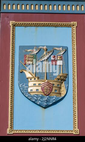 La plaque colorée des armoiries de Weymouth est située sur la tour de l'horloge de l'Esplanade-Promenade de Weymouth, dédiée au règne de la reine Victoria Banque D'Images