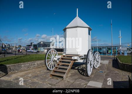 Scènes colorées sur l'Esplanade-promenade de Weymouth qui surplombe la baie de Weymouth Banque D'Images