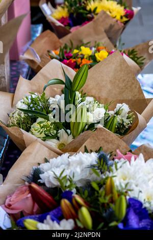 Exposition de bouquets de fleurs mixtes dans un marché en plein air sans personne Banque D'Images
