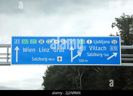 Jonction d'autoroute avec de grands panneaux indiquant les villes frontalières en autriche et en italie et Vienne capitale Banque D'Images