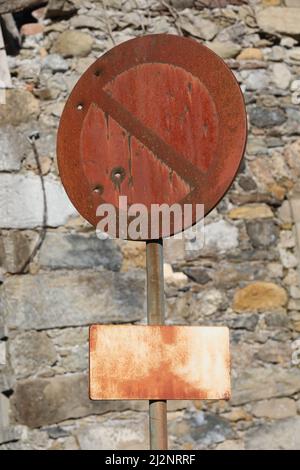 vieux rusty pas de panneau de stationnement avec les trous causés par les balles tiré par le chasseur pour former le but Banque D'Images