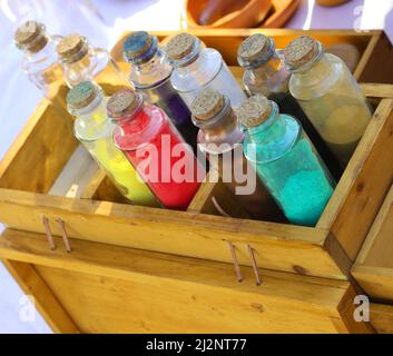 Flacons en verre contenant des pigments liquides et des colorants utilisés pour colorer les tissus au Moyen-âge Banque D'Images