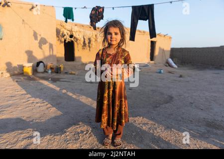 La fille afghane est vendue en raison de la pauvreté en Afghanistan dans le camp de Sheidaee, près de Herat, en Afghanistan. Banque D'Images