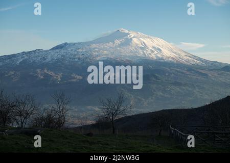 Vue panoramique sur le volcan Etna depuis le parc Nebrodi, Sicile Banque D'Images