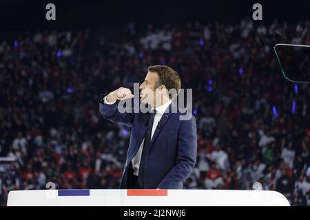 Paris la Défense Arena, France. 02nd avril 2022. Emmanuel Macron, Président de la République candidat à sa propre succession prend la parole Banque D'Images