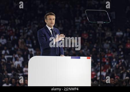 Paris la Défense Arena, France. 02nd avril 2022. Emmanuel Macron, Président de la République candidat à sa propre succession prend la parole Banque D'Images