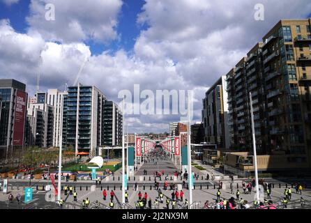 Les fans arrivent à Wembley Way avant la finale du Trophée Papa John's au stade Wembley, Londres. Date de la photo: Dimanche 3 avril 2021. Banque D'Images