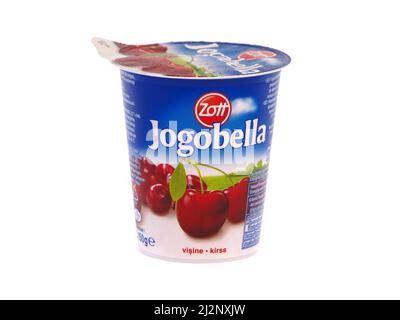 BUCAREST, ROUMANIE - 12 JANVIER 2019. Jogobella Cherry Yogurt, produit par Zott, une société laitière allemande Banque D'Images