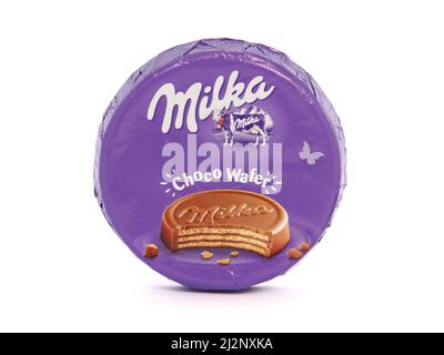 BUCAREST, ROUMANIE - 12 JANVIER 2019. Gaufrettes croustillantes enrobées de chocolat au lait alpin, Milka Choco Wafer Banque D'Images