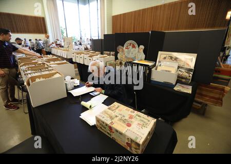 San Francisco, États-Unis. 2nd avril 2022. Les gens visitent la Vintage Paper Fair à San Francisco, aux États-Unis, le 2 avril 2022. Credit: Liu Yilin/Xinhua/Alay Live News Banque D'Images