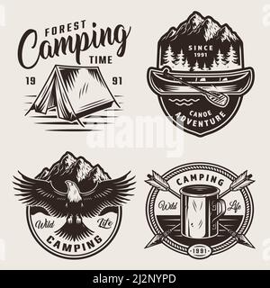 Étiquettes de camping d'été monochromes avec forêt de tentes et paysage de montagnes canoë pagaie croisée flèches métal tasse aigle dans le style vintage vecteur isolé Illustration de Vecteur