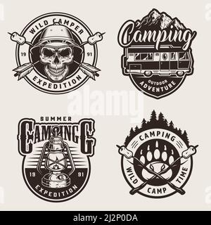 Étiquettes de loisirs d'extérieur monochromes vintage avec tête de mort dans un casque de pième motorhome montagnes lanterne flèches croisées marshmallows sur les bâtons ours footprin Illustration de Vecteur