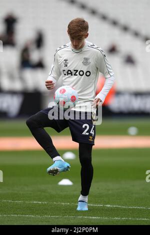 Londres, Royaume-Uni. 03rd avril 2022. Anthony Gordon d'Everton se réchauffe lors du match de la première ligue entre West Ham United et Everton au stade de Londres, au parc olympique Queen Elizabeth, Londres, en Angleterre, le 3 avril 2022. Photo de Ken Sparks. Utilisation éditoriale uniquement, licence requise pour une utilisation commerciale. Aucune utilisation dans les Paris, les jeux ou les publications d'un seul club/ligue/joueur. Crédit : UK Sports pics Ltd/Alay Live News Banque D'Images