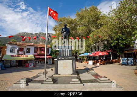 Monument de Mustafa Kemal Atatuerk, place du marché du vieux Kas, Lycia, Turquie, mer Méditerranée Banque D'Images