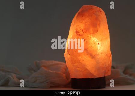 Lampe à cristaux de sel rose himalayan. Lampe fabriquée à la main avec des cristaux rares qui ont 250 millions d'années, extraite à la main de l'Himalaya Banque D'Images