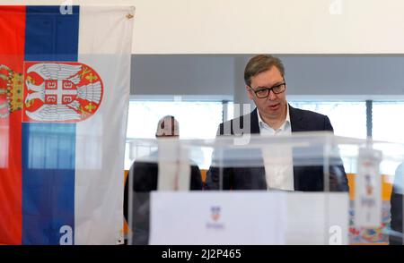 (220403) -- BELGRADE, le 3 avril 2022 (Xinhua) -- le président serbe Aleksandar Vucic jette son bulletin de vote dans un bureau de vote pour les élections présidentielles, parlementaires et locales à Belgrade, Serbie, le 3 avril 2022. De 7 h à 8 h (0500-1800 GMT) dimanche, quelque 6,5 millions d'électeurs inscrits ont voté dans 8 255 bureaux de vote en Serbie et à l'étranger, en choisissant parmi huit candidats à la présidence et 19 partis politiques ou coalitions pour le Parlement. En outre, les gens votent pour choisir la direction de la capitale de Belgrade, de la ville de Bor, et de 12 autres municipalités. (Photo b Banque D'Images