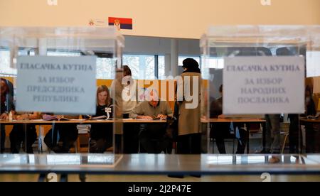 (220403) -- BELGRADE, le 3 avril 2022 (Xinhua) -- les électeurs attendent de voter à un bureau de vote pour les élections présidentielles, législatives et locales à Belgrade (Serbie), le 3 avril 2022. De 7 h à 8 h (0500-1800 GMT) dimanche, quelque 6,5 millions d'électeurs inscrits ont voté dans 8 255 bureaux de vote en Serbie et à l'étranger, en choisissant parmi huit candidats à la présidence et 19 partis politiques ou coalitions pour le Parlement. En outre, les gens votent pour choisir la direction de la capitale de Belgrade, de la ville de Bor, et de 12 autres municipalités. (Photo par Predrag Milosavljevic/X. Banque D'Images