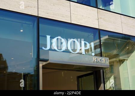 Entrée et logo d'un Joop! Boutique design au restaurant de l'Hôtel de ville de Düsseldorf. Banque D'Images