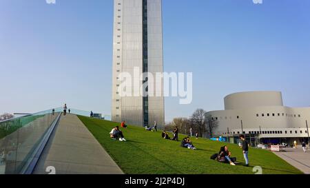 Vue panoramique sur le nouveau château de Düsseldorf, le parc de la ville de Köln-Bogen II est doté d'un toit de pelouse vert en forme de triangle, d'un bâtiment en acier de la société et d'une Schauspielhaus. Banque D'Images