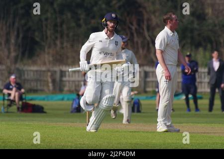 Durham, Angleterre, le 23 mars 2022. Graham Clark termine une course pour Durham Cricket lors de leur match d'avant-saison contre Durham UCCE au champ de courses. Crédit : Colin Edwards Banque D'Images