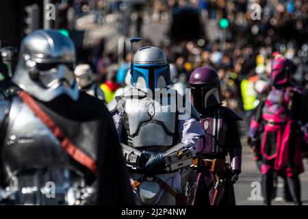 Madrid, Espagne. 03rd avril 2022. Des gens habillés comme des personnages de Star Wars sont vus lors d'un défilé dans le quartier Aluche de Madrid. Près de 300 personnes ont défilé dans les rues vêtues de costumes comme personnages de la saga Star Wars. Credit: Marcos del Mazo/Alay Live News Banque D'Images