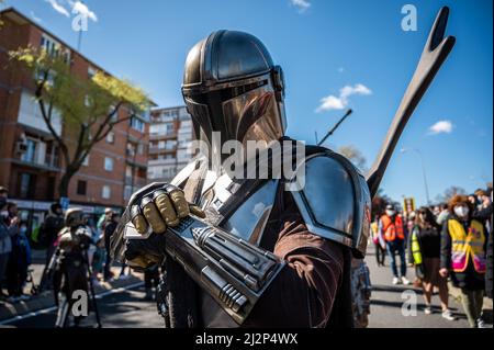 Madrid, Espagne. 03rd avril 2022. Un homme habillé comme le Mandalaorien est vu marcher pendant une parade Star Wars dans le quartier Aluche de Madrid. Près de 300 personnes ont défilé dans les rues vêtues de costumes comme personnages de la saga Star Wars. Credit: Marcos del Mazo/Alay Live News Banque D'Images