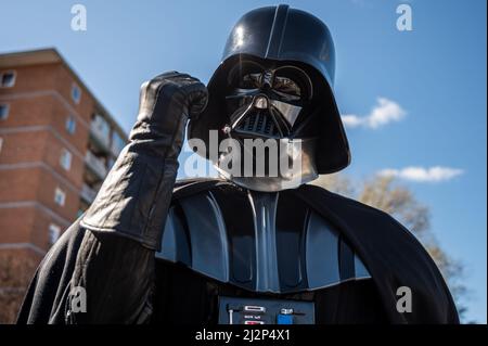Madrid, Espagne. 03rd avril 2022. Un homme habillé comme Darth Vader est vu marcher pendant une Star Wars Parade dans le quartier Aluche de Madrid. Près de 300 personnes ont défilé dans les rues vêtues de costumes comme personnages de la saga Star Wars. Credit: Marcos del Mazo/Alay Live News Banque D'Images