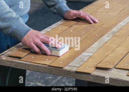 rectification manuelle des lamelles en bois dans un atelier Banque D'Images