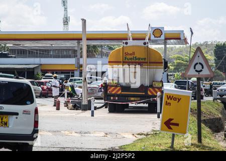 Nakuru, Kenya. 02nd avril 2022. Un réservoir de carburant remplissant une station-service Shell. Le Kenya a été frappé par une importante pénurie de pétrole avec de longues files d'attente par les automobilistes qui attendent d'être servis dans quelques stations-service qui ont encore la marchandise essentielle. Le Kenya Energy and Petroleum Regulatory (EPRA) a attribué la pénurie à des défis logistiques sans précédent. Les prix mondiaux du pétrole ont été affectés dans le sillage de la guerre Russie-Ukraine qui a fait grimper le prix à 14 ans. (Photo de James Wakibia/SOPA Images/Sipa USA) crédit: SIPA USA/Alay Live News Banque D'Images