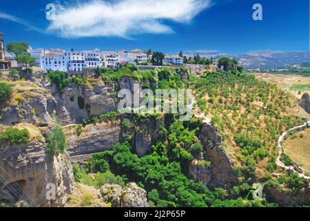 Vue panoramique sur l'ancien village Ronda situé precarily près du bord d'une falaise, rural agriculture paysage fond - Andalousie, Espagne Banque D'Images