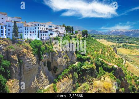 Vue panoramique sur l'ancien village Ronda situé precarily près du bord d'une falaise, rural agriculture paysage fond - Andalousie, Espagne Banque D'Images