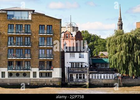 Londres, Angleterre - août 2021 : petit pub historique la perspective de Whitby sur les rives de la Tamise dans le centre de Londres. Banque D'Images