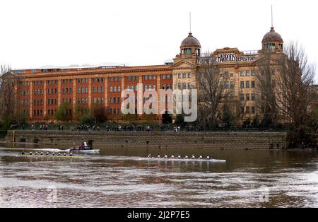 L'équipe féminine de Cambridge dirige l'équipe féminine d'Oxford lors de la course de bateaux pour femmes 76th, en passant devant le pont Hammersmith sur la Tamise à Londres. Date de la photo: Dimanche 3 avril 2022. Banque D'Images