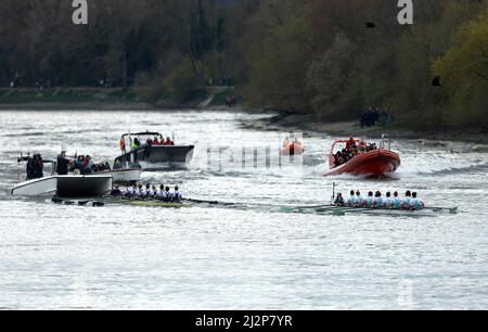 Équipe féminine de Cambridge (à droite) dirige l'équipe féminine d'Oxford lors de la course nautique féminine 76th sur la Tamise à Londres. Date de la photo: Dimanche 3 avril 2022. Banque D'Images